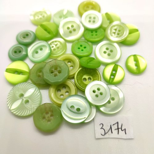31 boutons en résine vert - entre 12mm et 18mm - abd3174