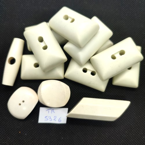 13 boutons en résine blanc cassé - taille diverse - tr5326