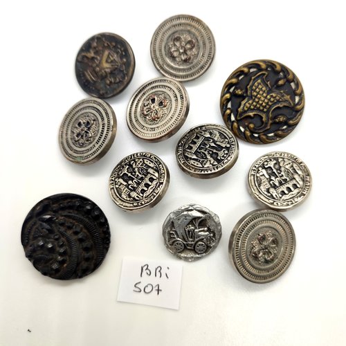 11 boutons en résine et métal argenté et bronze - entre 18mm et 27mm - bri507