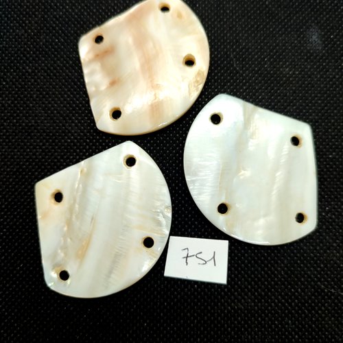 3 boutons ou 3 perles en nacre ivoire - 42x49mm - 751