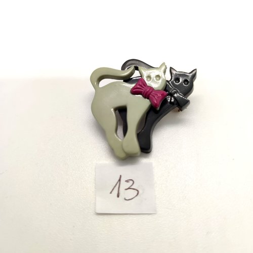 1 broche fantaisie en résine  un chat gris foncé et gris clair- 32x35mm