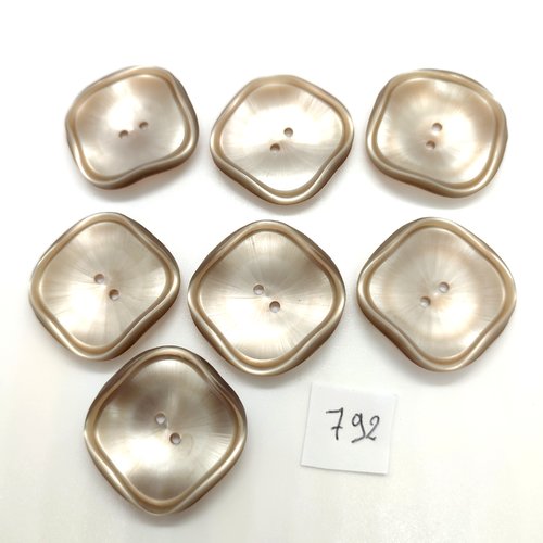 7 boutons en résine beige - 27x27mm - 792