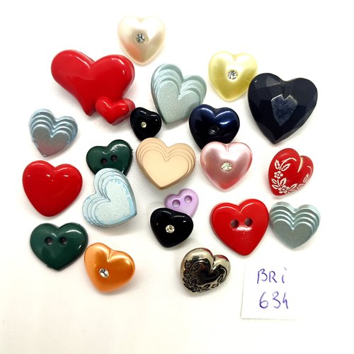21 boutons fantaisie en résine multicolore - coeur - entre 9mm et 22mm - bri634
