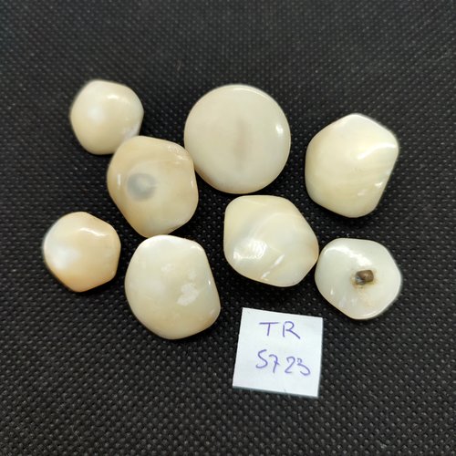 8 boutons en nacre beige très clair - entre 17mm et 22mm - tr5773