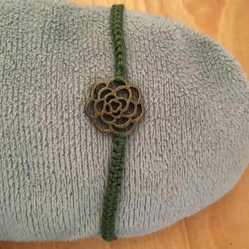 Bracelet kaki tressé fleur ajourée