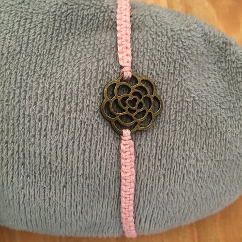 Bracelet rose clair tressé fleur ajourée