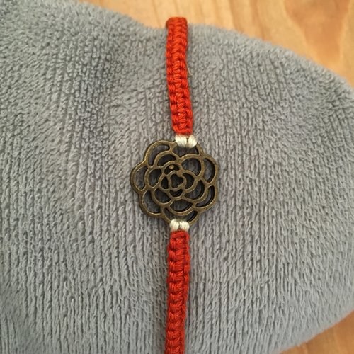 Bracelet orange tressé fleur ajourée