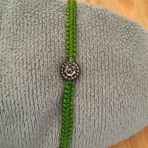 Bracelet vert avec petite fleur