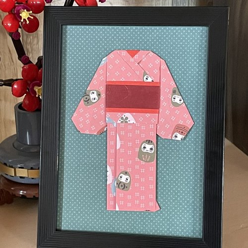 Cadre déco origami kimono daruma