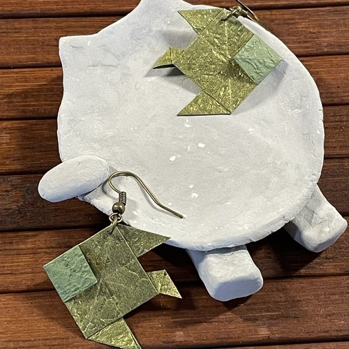 Boucles d'oreilles origami poisson kaki brillant