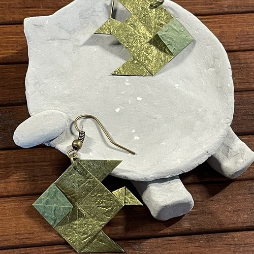 Boucles d'oreilles origami poisson kaki brillant v2