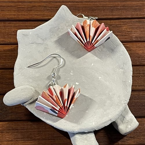 Boucles d'oreilles origami éventails blancs à fleurs