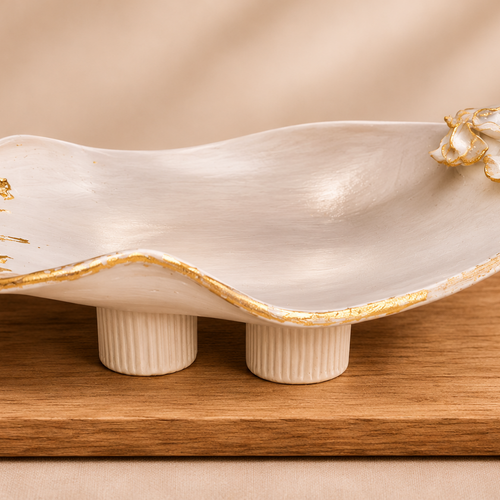 Grande coupe sculpturale en argile – ivoire et or – fleurs en relief – pièce unique artisanale
