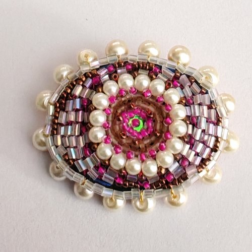 Broche brodée