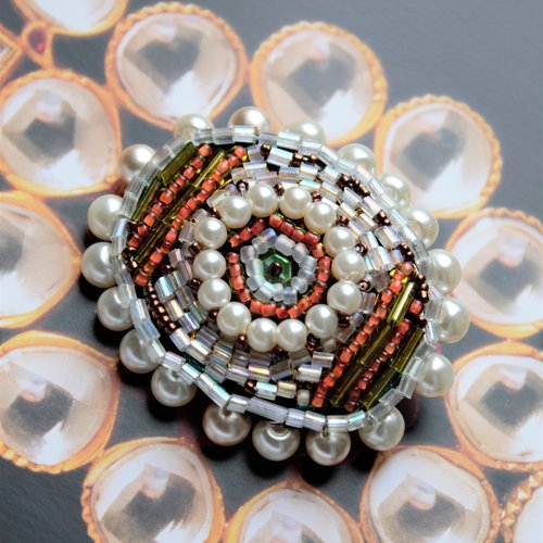 Broche brodée