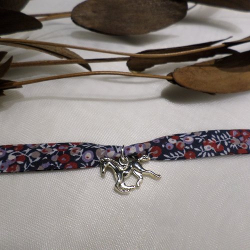 Bracelet cheval enfant fille en tissu liberty fleuri bleu marine, bijou original, idée cadeau