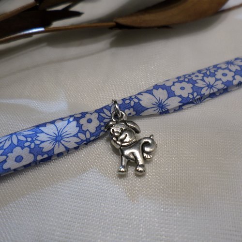 Bracelet pendentif bouledogue enfant fille en tissu liberty fleuri bleu ciel, bijou original, idée cadeau