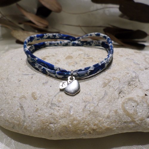 Bracelet liberty tissu fleuri bleu marine et pendentif pomme, bijou original, idée cadeau ado femme