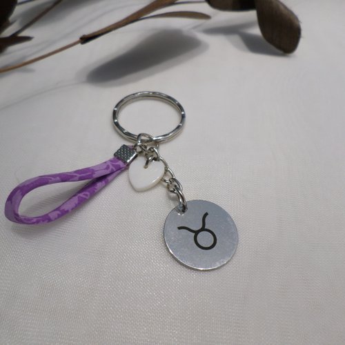 Porte-clé signe astrologique taureau et tissu liberty lilas, bijou original, cadeau personnalisé