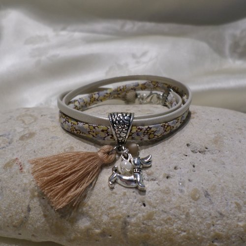 Bracelet fille cuir beige cordon liberty fleuri pendentif petit chien, bijou original cadeau enfant