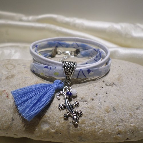 Bracelet salamandre en cuir blanc et cordon liberty bleu ciel avec pompon, bijou fille fait main sur mesure