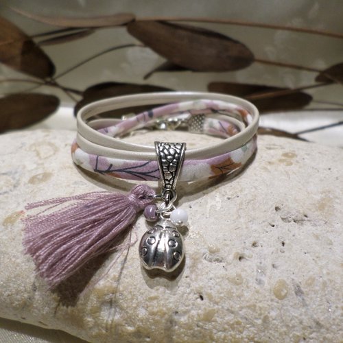 Bracelet coccinelle cuir beige et liberty fleuri mauve lilas - bijou fille fait main avec pompon, ajustable
