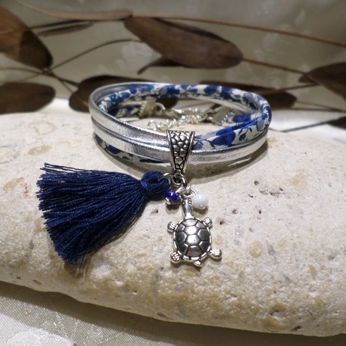 Bracelet tortue liberty fleuri cuir argenté et pompon bleu marine