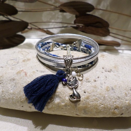 Bracelet chat liberty fleuri cuir argenté et pompon bleu nuit