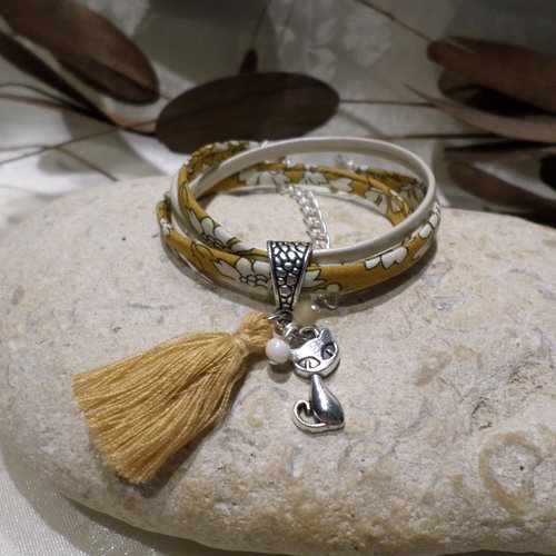 Bracelet chat fille en cuir beige et liberty fleuri moutarde, bijou idée cadeau enfant