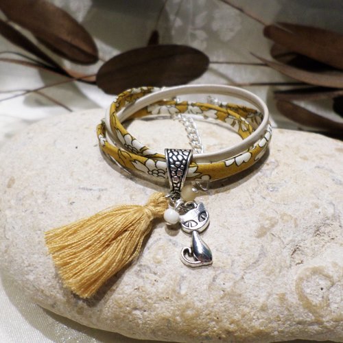 Bracelet chat fille en cuir beige et liberty fleuri moutarde, bijou idée cadeau enfant
