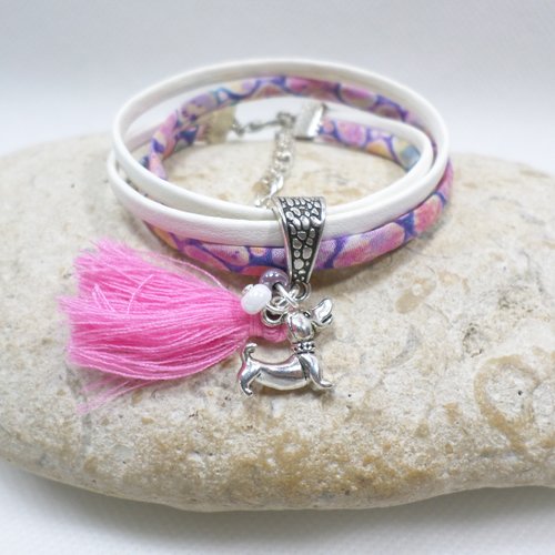 Bracelet fille breloque chien en liberty mauve cuir blanc et pompon rose