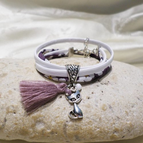 Bracelet fille breloque chat en liberty violet cuir blanc et pompon