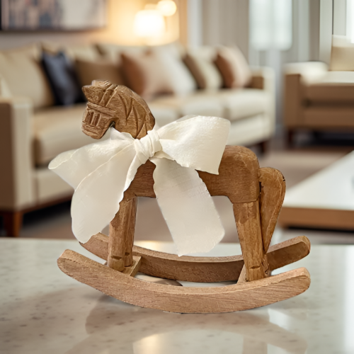 Cheval à bascule décoratif en bois naturel pour déco maison, mini figurine à poser style scandinave rustique avec noeud ruban blanc