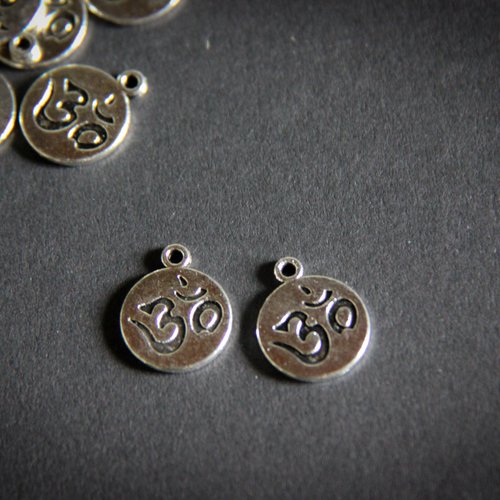 Lot de 20 sequins argentés symbole om