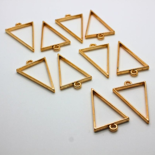 Lot de 10 breloques triangles dorés