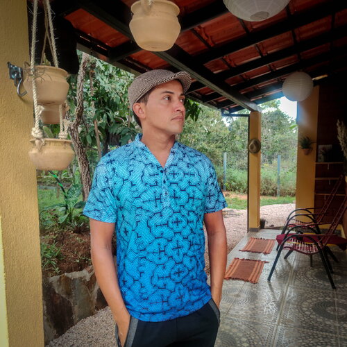 Chemise pour homme à imprimé shipibo, haut tribal bohème fabriqué à la main, mode festival ethnique, vêtements uniques d'art indigène, t-shirt graphique bleu