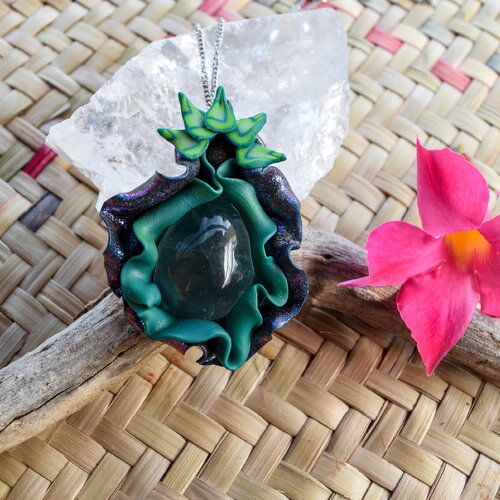Pendentif yoni avec oeuf de yoni, bijoux féminins, pendentif vulve déesse, pendentif vagin, fleur de vagin, bijoux fleur de yoni