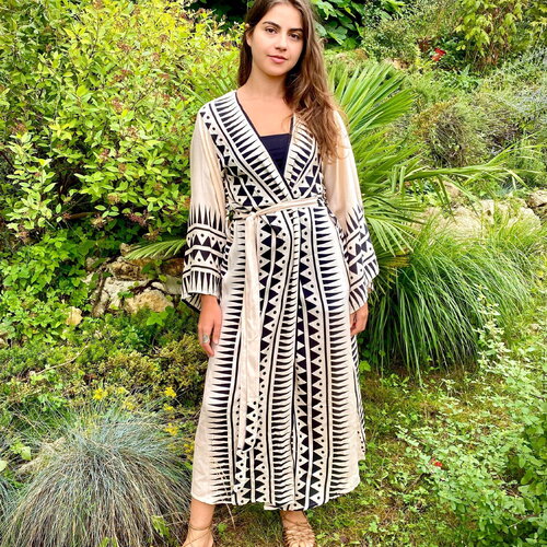 Kimono long à manches larges. robe beige à imprimé ethnique