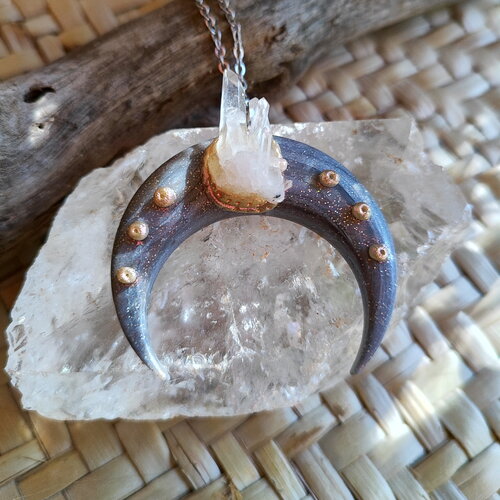 Croissant de lune en argent orienté vers le bas avec pendentif druse en cristal clair, fait main en argile polymère avec effets méthaliques dorés.