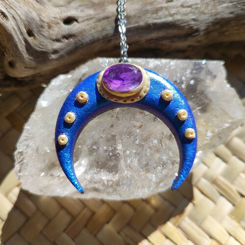 Pendentif lune améthyste fait main en argile polymère bleue métallique - bijoux uniques effet caméléon pour styles bohèmes et spirituels