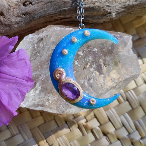 Pendentif croissant de lune en améthyste, fait main en argile polymère avec effets bleu opale