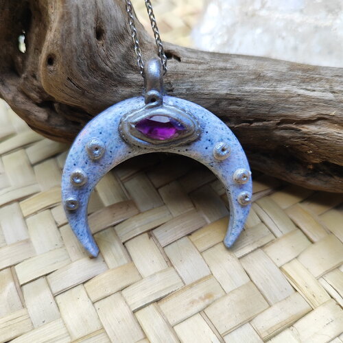 Croissant de lune gris face vers le bas avec pendentif en améthyste, fait main en argile polymère avec effets pierre.
