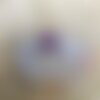 Croissant de lune blanc face vers le bas avec pendentif en améthyste, fait main en argile polymère à effets nacrés et dorés.