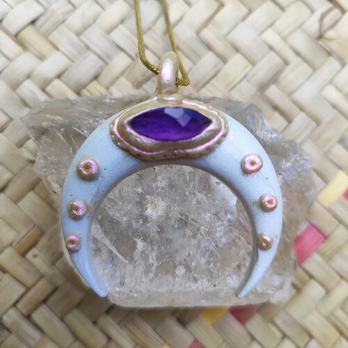 Croissant de lune blanc face vers le bas avec pendentif en améthyste, fait main en argile polymère à effets nacrés et dorés.