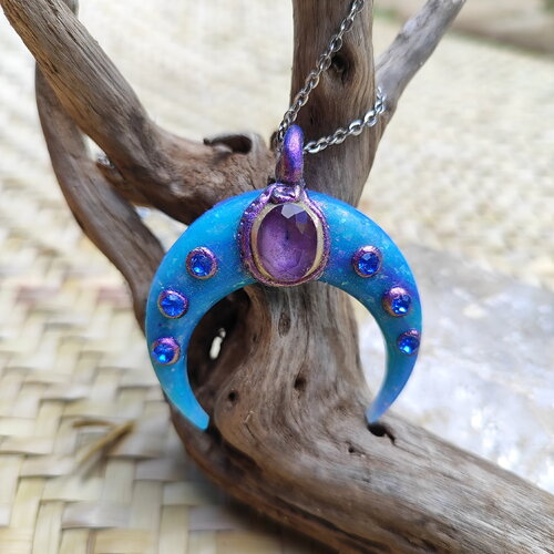 Pendentif lune en améthyste, fait main en argile polymère avec effets bleu opale