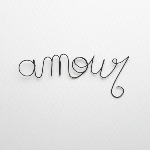 Mot "amour" en fil de fer recuit