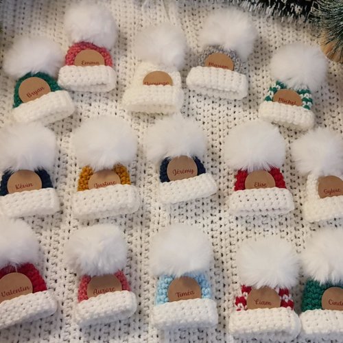 Lot 10 petits bonnets avec etiquettes personnalisees marques places au crochet decoration bapteme noel