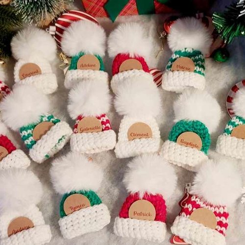 Lot 10 petits bonnets avec etiquettes personnalisees marques places au crochet decoration bapteme noel