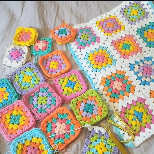 Lot 10 de carrés de granny square, fait main pour faire , sac rétro, veste , pantalon crochet