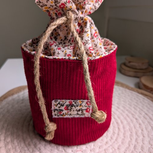 ​pochon de rangement artisanal en velours côtelé rouge et tissu fleuri